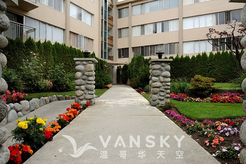 250110124719_TheHolliesEntrance web .jpg